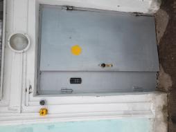 круги ярко-желтого цвета на двери
