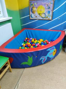 Сухой бассейн с шариками для улучшения психоэмоционального состояния ребёнка.
